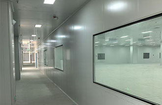 3月5日，三門峽產(chǎn)業(yè)園標(biāo)準(zhǔn)廠房凈化裝修工程局部驗收中